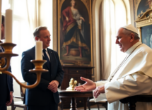 papa leone xiv incontra il premier australiano anthony albanese 1747693767